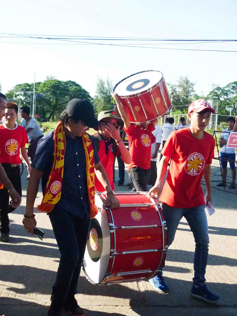Hàng ngàn cổ động viên ùn ùn kéo về sân Thuwanna ảnh 5 Hàng ngàn cổ động viên ùn ùn kéo về sân Thuwanna ảnh 5